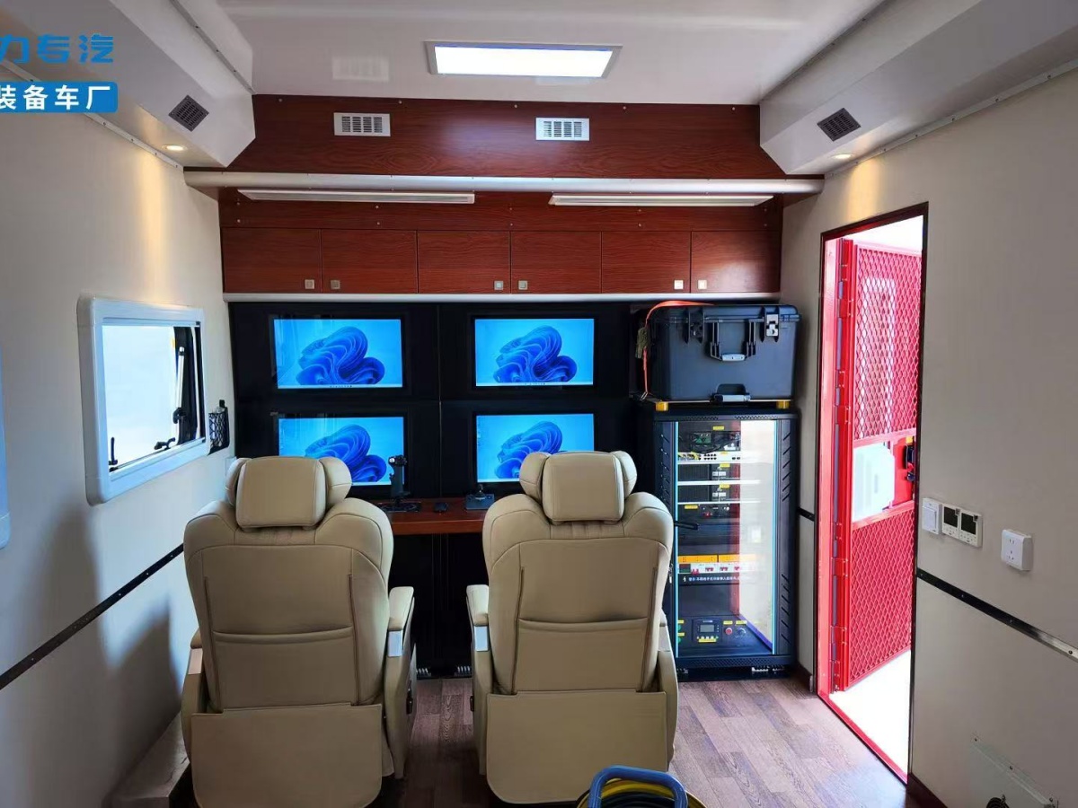 重汽豪沃無人機(jī)指揮車