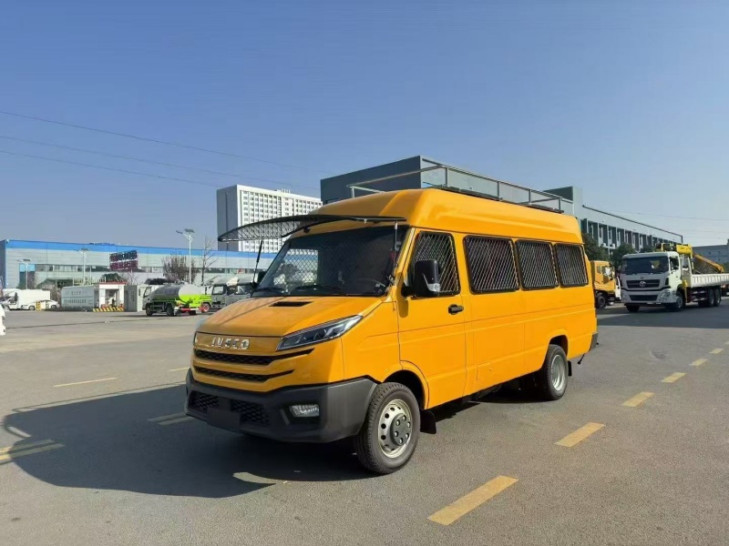 依維柯得意運兵車（10-17人）